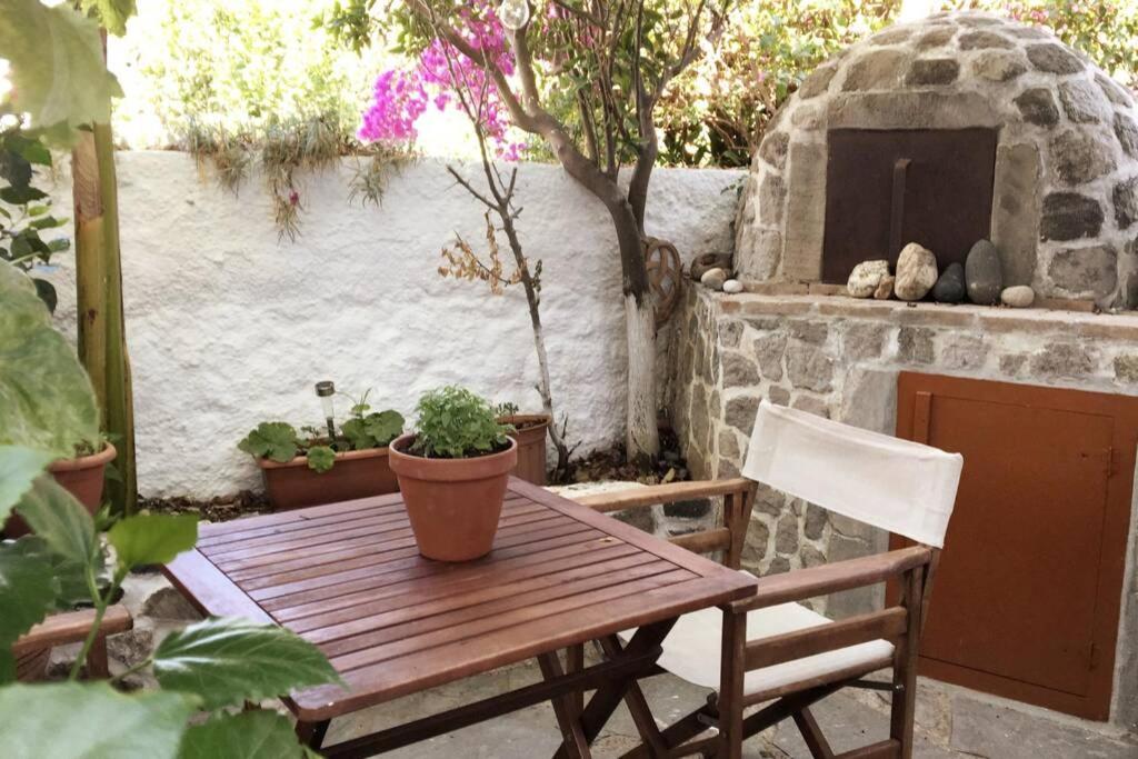 Apartamento Lava House Mandrákion Exterior foto